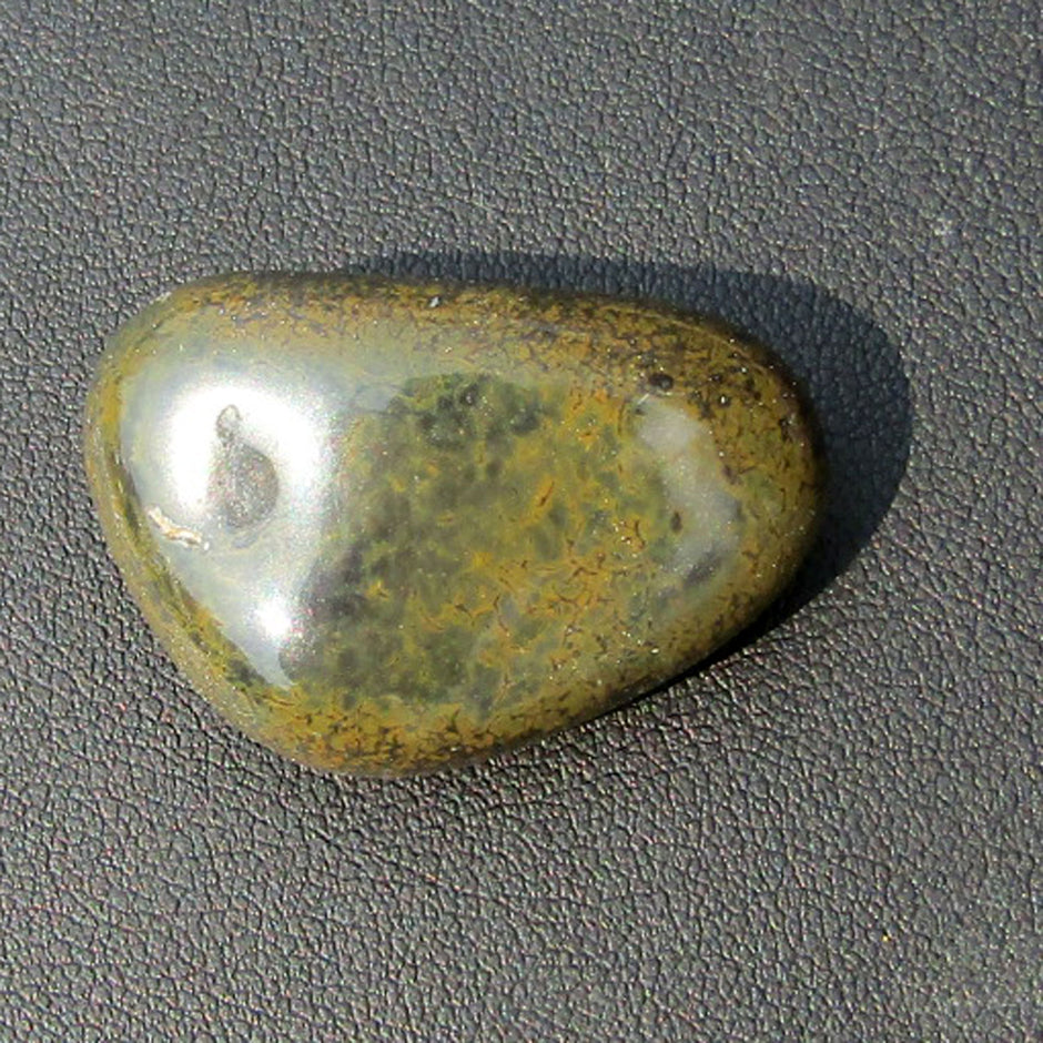 Keilförmiger Wallstein von der Rügener Küste – dunkelgrün mit senffarbener Textur