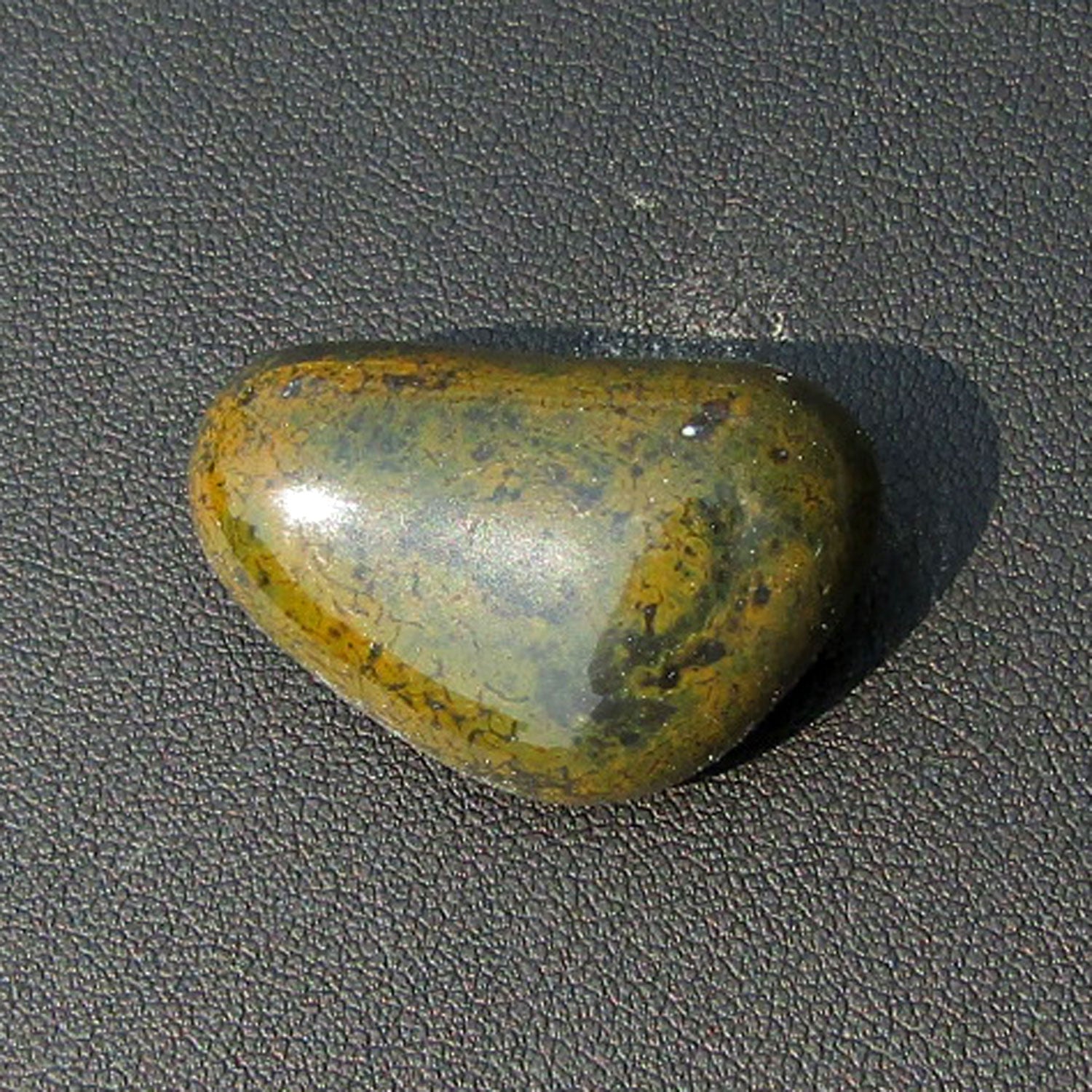 Keilförmiger Wallstein von der Rügener Küste – dunkelgrün mit senffarbener Textur