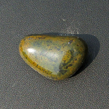 Keilförmiger Wallstein von der Rügener Küste – dunkelgrün mit senffarbener Textur