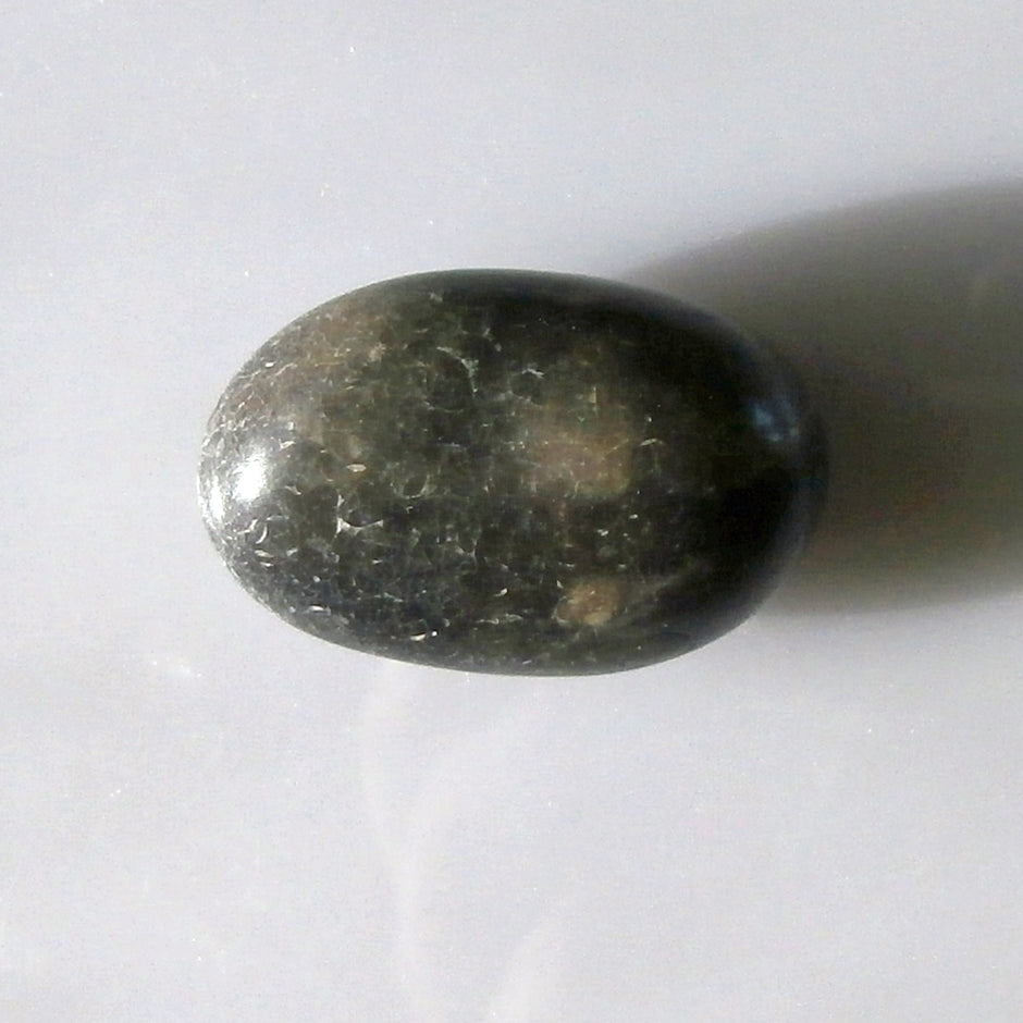 Polierter Wallstein von der Rügener Küste – kompakt & strukturiert