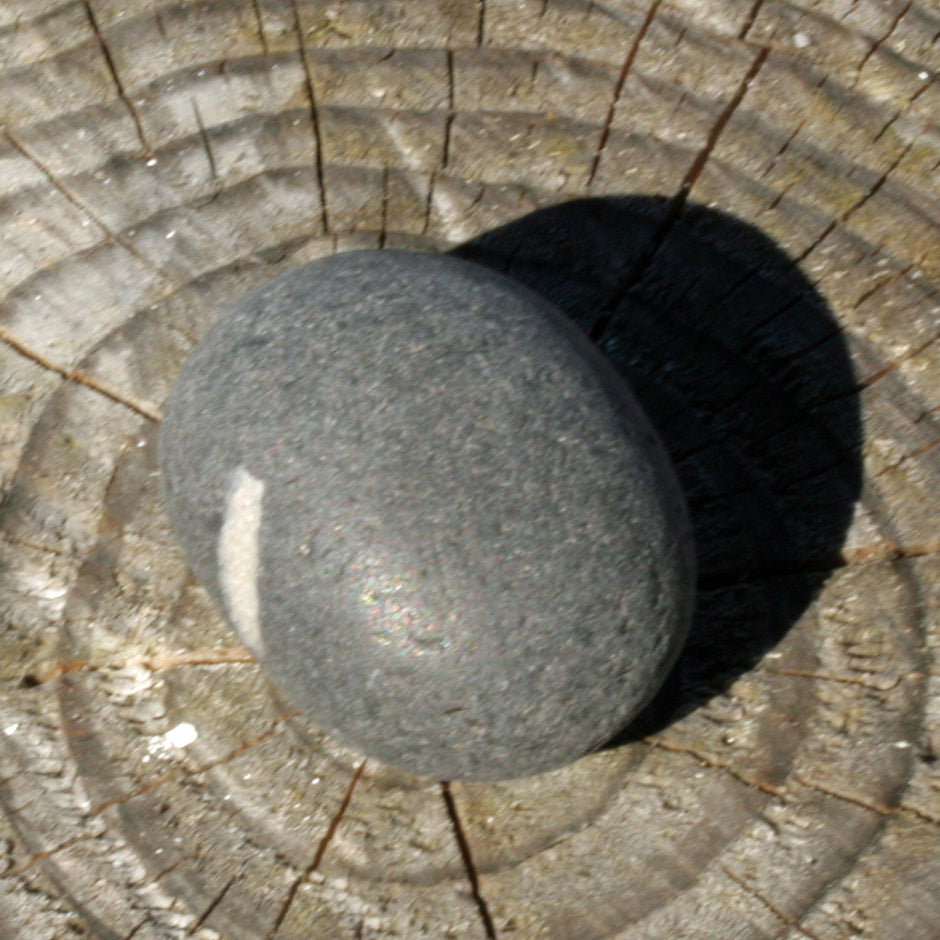 Unpolierter Wallstein von der Rügener Küste – glatt & anthrazitfarben