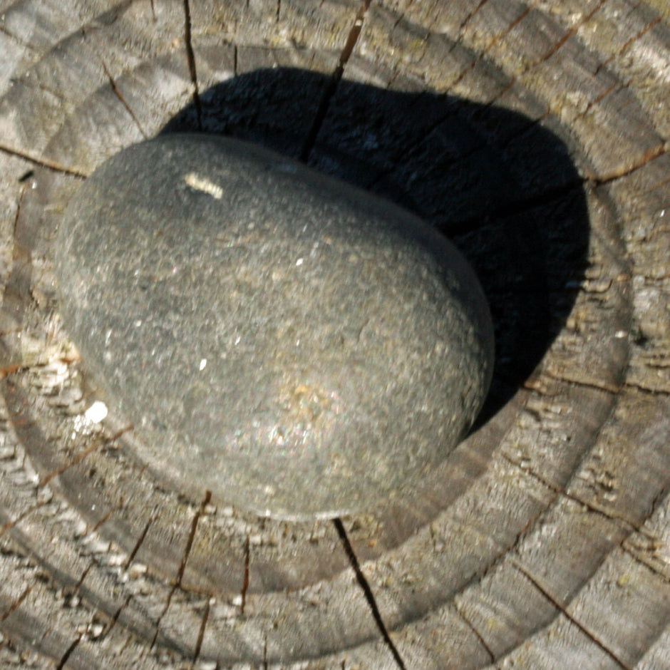 Charaktervoller Wallstein von der Rügener Küste – naturbelassen mit kleiner Delle