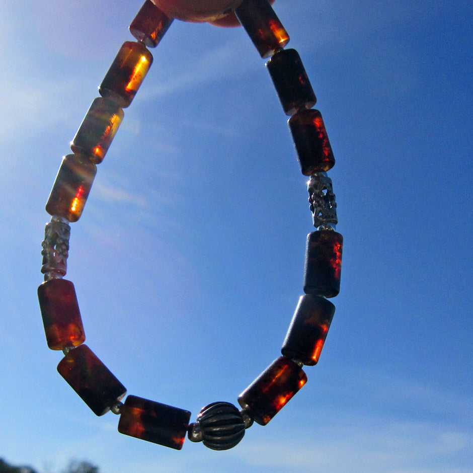 Edles Armband aus dunklen, unpolierten Bernsteinzylindern und Silberperlen