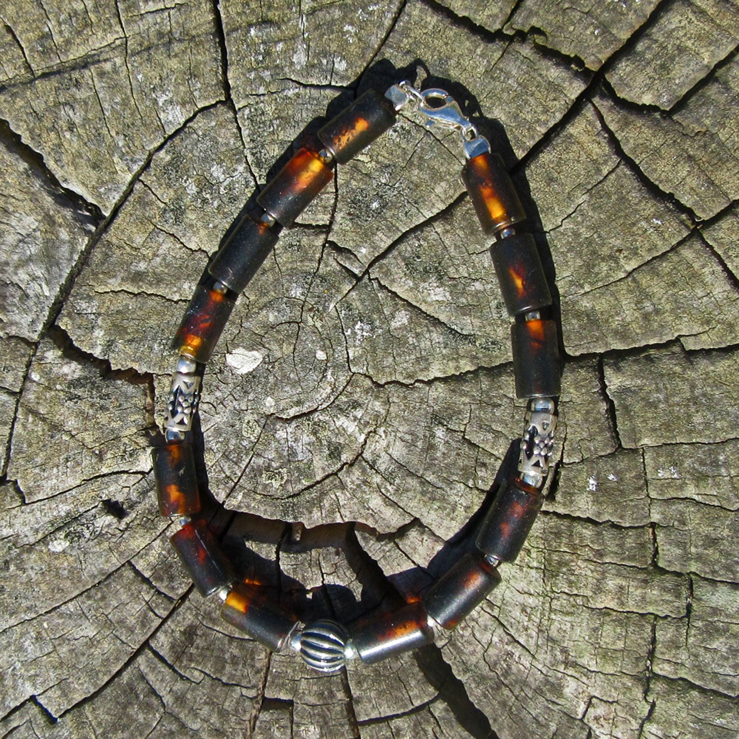 Edles Armband aus dunklen, unpolierten Bernsteinzylindern und Silberperlen