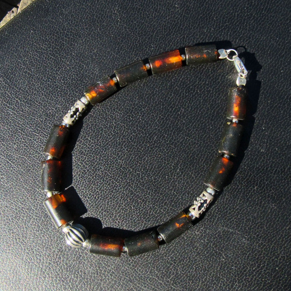 Edles Armband aus dunklen, unpolierten Bernsteinzylindern und Silberperlen