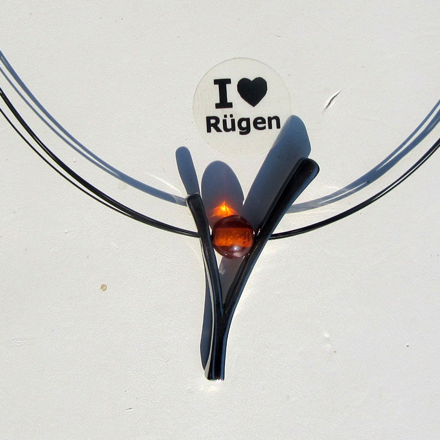 Edles Ypsilon aus versilbertem Draht mit Bernsteinperle