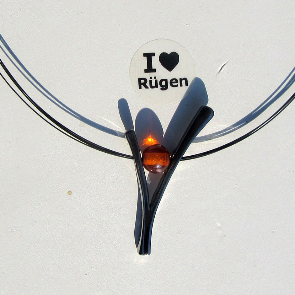 Edles Ypsilon aus versilbertem Draht mit Bernsteinperle