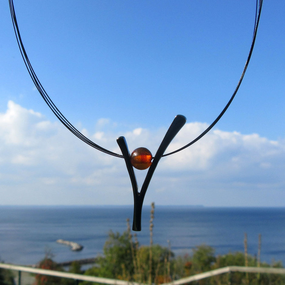 Edles Ypsilon aus versilbertem Draht mit Bernsteinperle