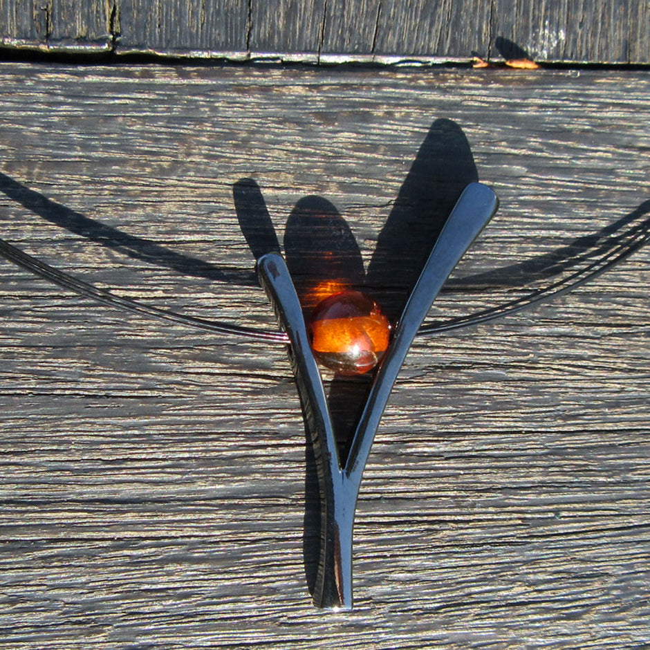 Edles Ypsilon aus versilbertem Draht mit Bernsteinperle