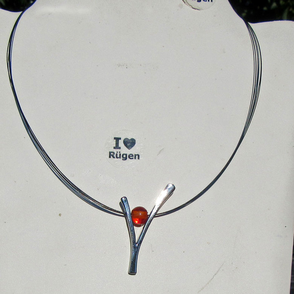 Edles Ypsilon aus versilbertem Draht mit Bernsteinperle