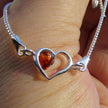 Filigranes Silberarmband mit Herz und Bernstein